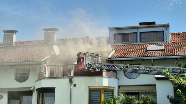 Am Mittwochmittag kam es in Wattens zu einem Wohnungsbrand in einem Mehrparteienhaus. Die Bewohner der angrenzenden Wohnungen mussten evakuiert werden. | Foto: ZOOM.TIROL