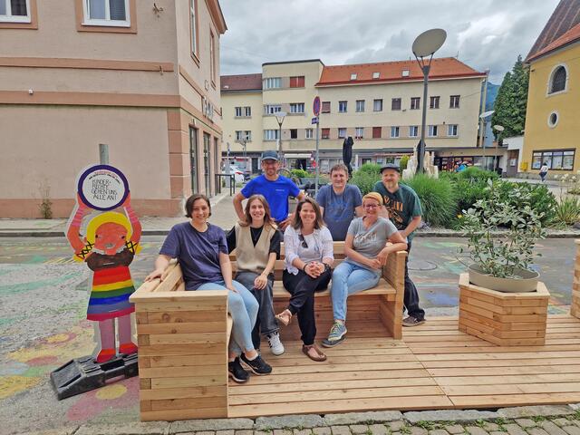 Das erste Parklet wurde am Minoritenplatz eröffnet. | Foto: Stadt Bruck