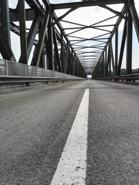 Donaubrücke Mauthausen: Eine Sperre der Bestandsbrücke bleibt wohl nicht aus.  | Foto: Ulrike Plank