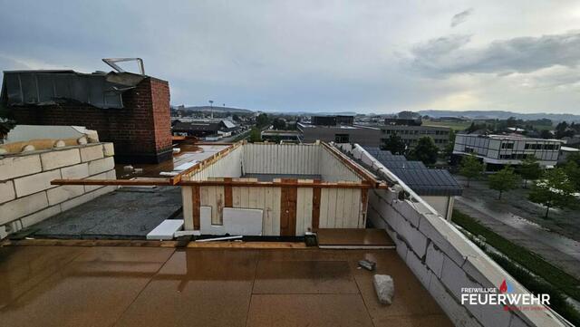 Durch das gestrige Unwetter wurden in Ried mehrere Dächer abgedeckt.