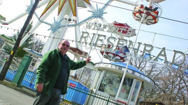 Schausteller Franz Reinhardt vor dem Riesenrad. | Foto: Karl Pufler/MeinBezirk