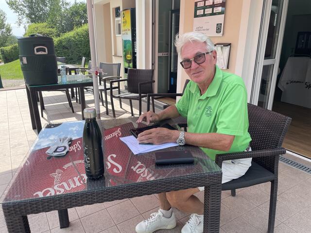 Heinz Hofmann kümmert sich um die Eintragung der Spielstände. | Foto: Victoria Edlinger