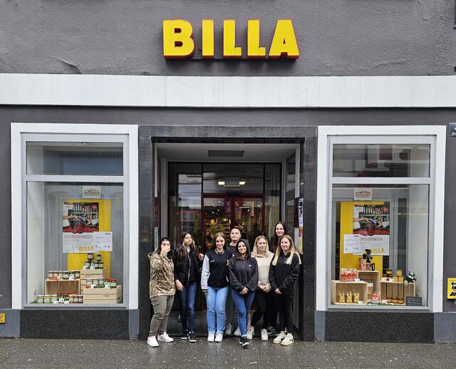 Lehrlinge der Berufsschule 3 Wels gestalten Schaufenster bei Billa in Bad Ischl mit Genussland OÖ Produkten, initiiert von Billa-Vertriebsleiter Thomas Wendt. | Foto: Land OÖ/Sternberger