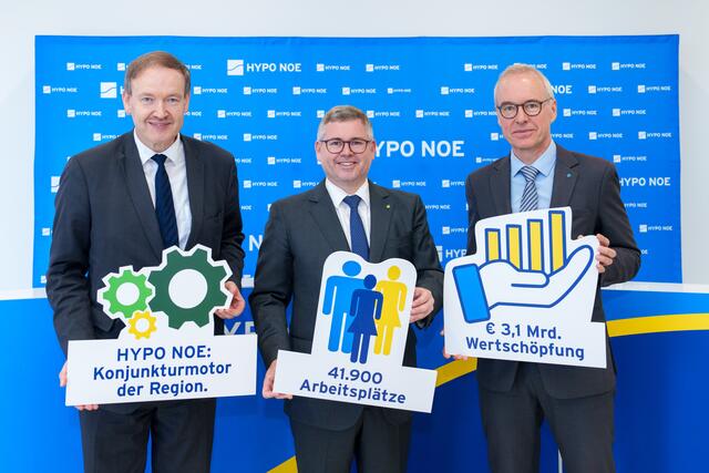 Prof. Christian Helmenstein, Leiter Economia Institut für Wirtschaftsforschung, Finanzlandesrat Ludwig Schleritzko und HYPO NOE Vorstand Wolfgang Viehauser  | Foto: HYPO NOE/ Bollwein 