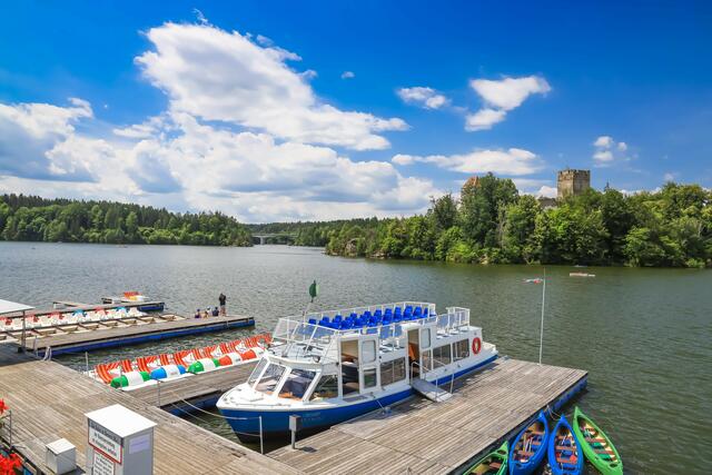 Im Stausee kann man nicht nur schwimmen, es gibt auch ein Restaurant und einen Bootsverleih. Mit dem Ausflugsboot kann man den See ebenfalls erkunden. | Foto: Archiv/Robert Trakl