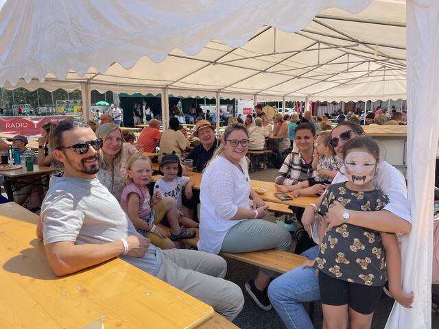 Die Familien Simsek, Satik und Lechner mit Alois genossen bei strahlendem Sonnenschein den Nachmittag bei der ORF Radio Tirol Sommerfrische. | Foto: Kendlbacher