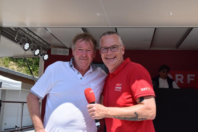 Beste Stimmung: Werner Steidl (Tiroler Märchentraumwelten) mit Moderator Timo Abel-Benini  | Foto: Kendlbacher