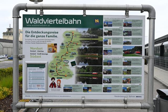 Dampf gibt's nur am 1. und 3. Wochenende im Monat,
sonst historische Diesellok oder Triebwagen, auch allerlei Themenfahrten