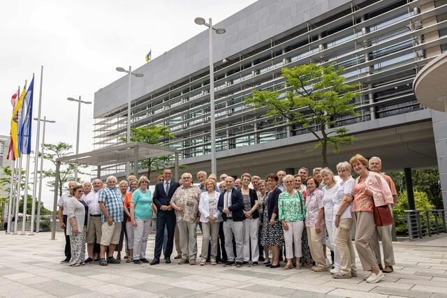 Maria Steininger (9.v.l.), Clubobmann Jochen Danninger (11.v.l.) und Hans Haller (12.v.l.) mit den Teilnehmern vor dem Landhaus | Foto: privat