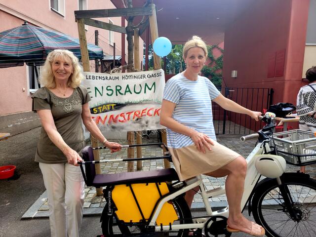 Die Initiatorin Edith Baumann (l.) engagiert sich seit 1991 für die Verkehrsberuhigung in der Höttinger Gasse.