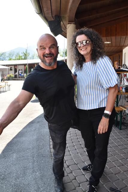 Das Liedermacher-Duo Toni und Margit Knittel, auch bekannt als „Bluatschink" vor ihrem großen Auftritt.  | Foto: Kendlbacher