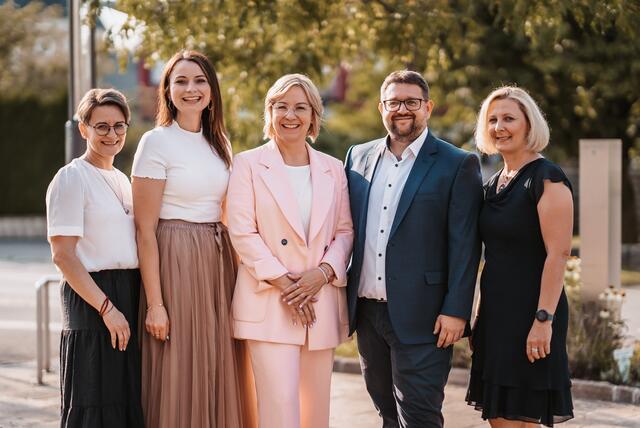 Stark weiblich: Bürgermeisterin Karin Stromberger mit den Mitarbeiterinnen und Mitarbeitern der Gemeinde Gabersdorf | Foto: Michaela Lorber