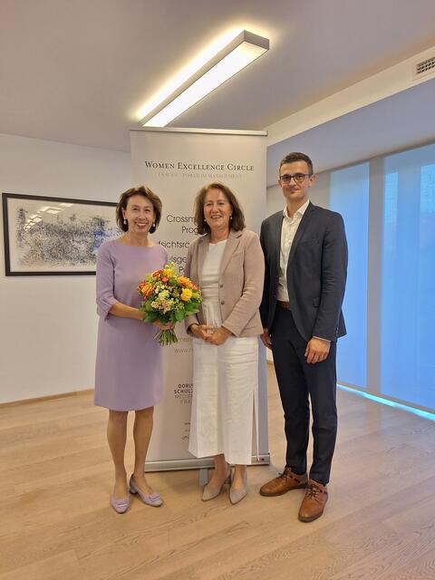 Organisatorin Doris Schulz mit Lehrgangsleiterin Sabine Pelzmann und Referenten der IV OÖ Thomas Buchegger beim Abschlussevent des Aufsichtsrätinnen-Lehrgangs für OÖ. | Foto: @medienfrau Doris Schulz