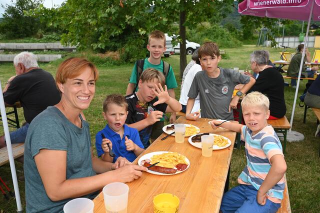 Für Verpflegung war gesorgt, auch die Kleinen ließen es sich schmecken.