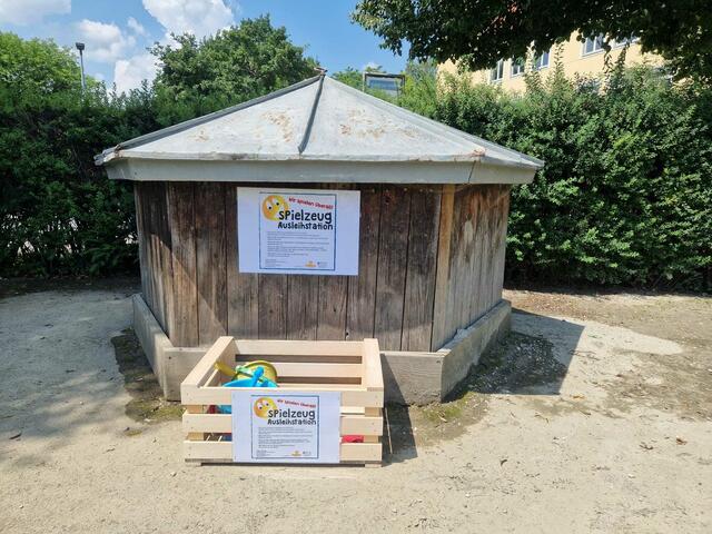 Die erste Spielzeug-Ausleihstation stammt von Fratz Graz-Spieleträumer Ernst Muhr. | Foto: Stadt Bruck