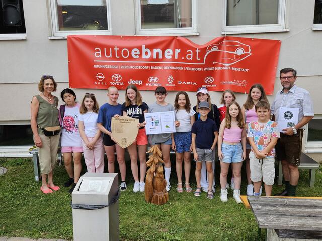 Helmut Wagner übergab den Wanderpokal an die 2b des BG Babenbergerring und Klassenvorstand Gabriela Sturm-Petritsch. | Foto: BG Babenbergering
