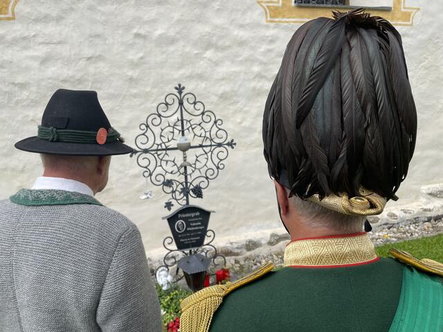 Bezirksschützenkommandant Albert Planitzer (re.) und Peter Moser, der Ehrenobmann der Thomataler Stachelschützen, bei der Grabstätte von Pfarrer Valentin Pfeifenberger in Thomatal. | Foto: pjw