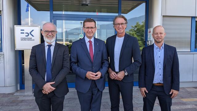 Luigi Crema vom Forschungszentrum Fondazione Bruno-Kessler (FBK) in Trient mit Landesrat Markus Achleitner, Energie AG-Generaldirektor Leonhard Schitter und Energieinstitut-Geschäftsfüherer Robert Tichler (v. l.). | Foto: MeinBezirk Oberösterreich