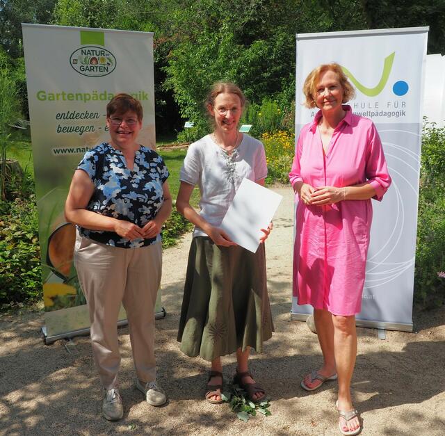 Geschäftsführerin Christa Lackner, Teilnehmerin Ute Friedrich und Vizerektorin der Hochschule für Agrar- und Umweltpädagogik Roswitha Wolf. | Foto: C. Pürer: „Natur im Garten“ 