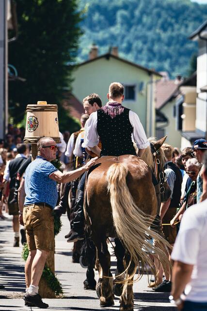 Die Reiter der Zechburschen Arnoldstein beim Kufenstechen. | Foto: Verein der Zechburschen Arnoldstein