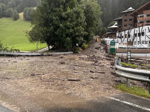 Teile des Ortes Großarl wurden schwer getrofffen. | Foto: FF Großarl