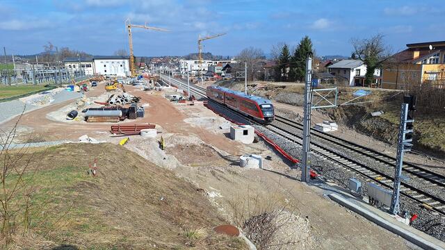 Auf der Strecke Seekirchen/Wallersee – Hallwang-Elixhausen kommt es laut ÖBB ab August zum
Ausfall einiger Nahverkehrs- und Regionalzüge an den Wochenenden. Im Bild zu sehen: die Bauarbeiten im Bereich Seekirchen Stadt. | Foto: ÖBB