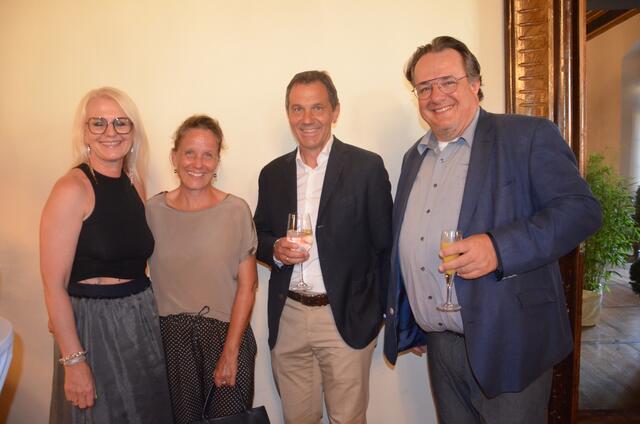 Ursula und Klaus Raunegger rahmen Claudia und Christian Hauler ein