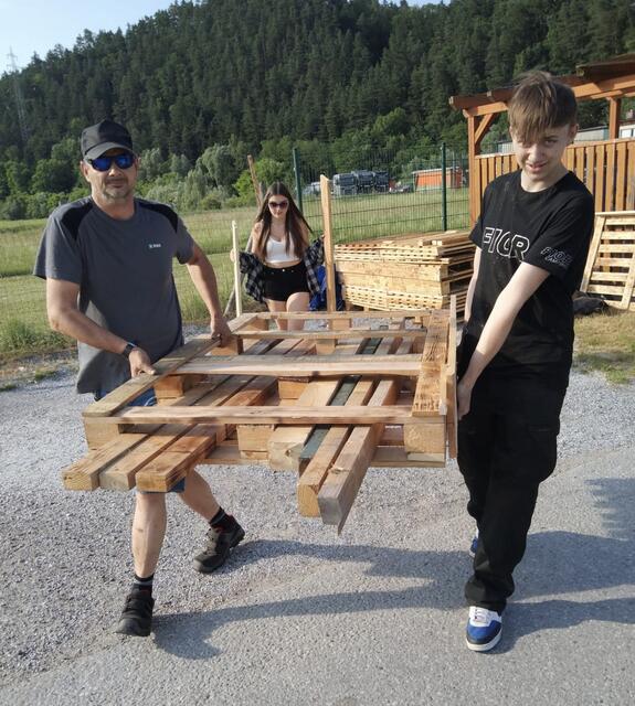 Da waren die Helferinnen und Helfer noch guter Dinge. | Foto: Weixler