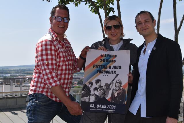 Veranstalter Florian Andronik, Kerstin Bailer und Produktionsleiter Nikolaus Pitlik  | Foto: Stefan Schneider