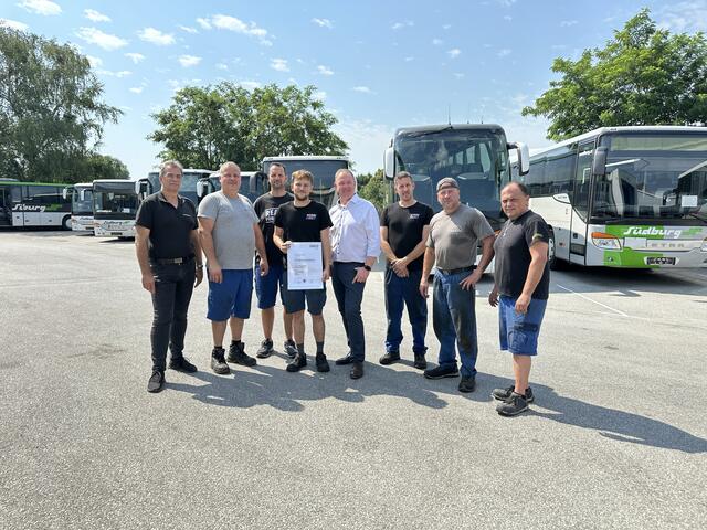 Erfolgreiche Lehrabschlussprüfung: Michael Slavik, Andras Szabo, Attila Harmath, Elias Gärtner-Horvath, Siegfried Tanczos, David Kiss, Joszef Petyus, Bernhard Horvath | Foto: Südburg