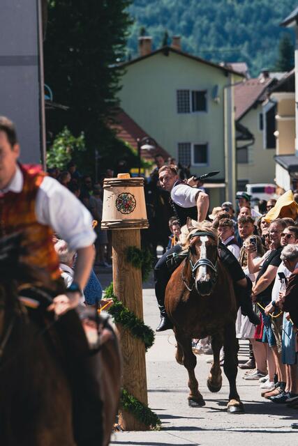 Die Reiter der Zechburschen Arnoldstein beim Ritt ums begehrte Kranzl. | Foto: Verein der Zechburschen Arnoldstein