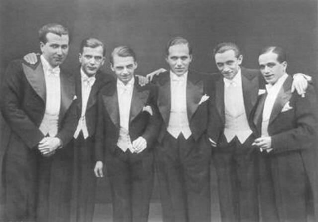 Die originalen Comedian Harmonists waren sozusagen die bekannteste "Boyband" der damaligen Zeit. Nachdem die jüdischen Mitglieder Erich Collin (2.v.l.), Roman Cycowski (3.v.r.) und Harry Frommermann (2.v.r.) während des NS-Regimes das Berufsverbot erteilt wurde, wurde ein Ableger gegründet. Bei den Comedy Harmonists waren auch zwei Steirer dabei.  | Foto: akg-images