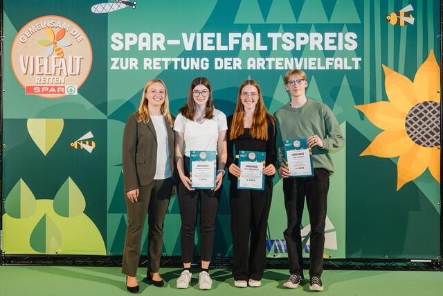Katrin Hohensinner-Häupl, Geschäftsführerin Frutura, überreichte die Auszeichnungen für den SPAR-Vielfaltspreis an die oberösterreichischen Gewinner:innen Katharina Pühringer, Nelly Sophia Koller und Janik Obermayr. | Foto: wearegiving
