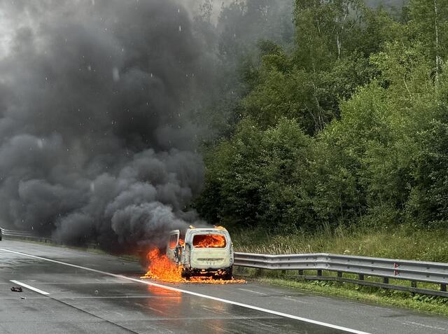 Wegen der enormen Rauchentwicklung alarmierte die Feuerwehr Oberwang die Kollegen aus Mondsee zur Verstärkung.  | Foto: C. Stoxreiter