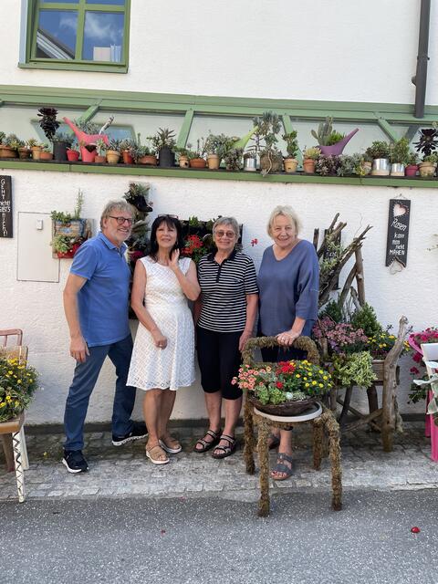 Vlnr.: Michael Lageder, Irene Bernatzky, Margit Eder und Rita Hackl. Die vier Saalfeldner Künstler laden am 1. August ab 19 Uhr zur Vernissage im ehemaligen Blumenhaus Schwaighofer ein. | Foto: Sarah Braun