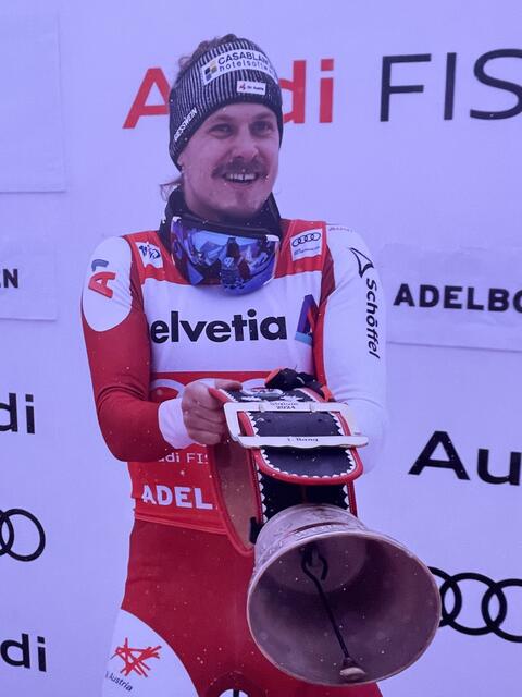 Siegerehrung 2024: Manuel Feller mit Siegerglocke. | Foto: GEPA Pictures/M. Mandl