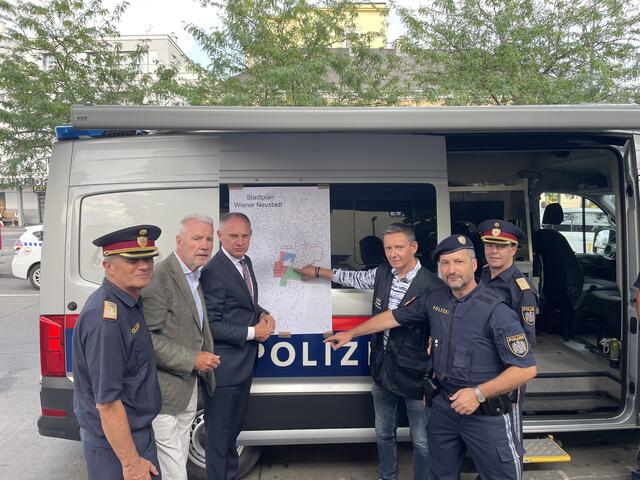 Einsatzbesprechung am Wiener Neustädter Bahnhof mit NÖ-Polizeichef Franz Popp, Bürgermeister Klaus Schneeberger (2.v.l.), Innenminister Gerhard Karner (3.v.l.) und der Wiener Neustädter Polizeispitze (Manfred Fries, 2.v.r). | Foto: Zezula