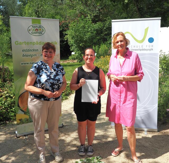 "Natur im Garten" Geschäftsführerin Christa Lackner, Teilnehmerin Carina Ernst und Vizerektorin der Hochschule für Agrar- und Umweltpädagogik Roswitha Wolf. | Foto: Natur im Garten“ / C. Pürer