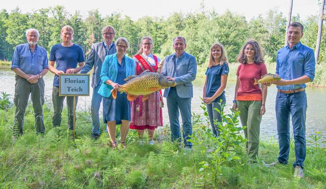 Thomas, Florian und Andreas Kainz mit Bezirkshauptfrau Manuela Herzog, NÖ Karpfenprinzessin Michaela I., Bürgermeister Josef Ramharter, Teichrangerin Elisabeth Peham, Teichrangerin Regine Kainz und NÖ Teichwirteverband Geschäftsführer Leo Kirchmaier (v.l.) | Foto: NÖ Teichwirteverband