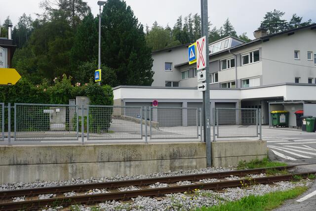 Ein Zebrastreifen ist bereits vorhanden, und die Haltestelle der Linie J führt direkt nach Igls. | Foto: MeinBezirk/ Lisa Kropiunig