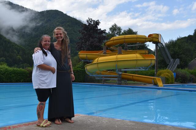 Eine Gollingerin entpuppt sich als Gaming-Fan: Renate Schöbella (r.) fühlt sich bei Bademeisterin Sabrina Loidl im Ötscherland-Freibad rundum wohl. | Foto: Roland Mayr