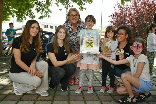 Lewiah Amtmann, Tina Pöschl, Bankstellenleiterin Doris Kern und Frederike Habersak mit Mia, Josefine und Eleonora. | Foto: 2024psb/sap