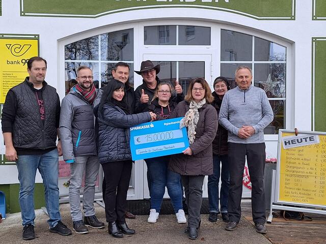Eduard Breinesberger (re.) und sein Team des Vereins „Treffpunkt Dorfcafé Piberbach“ bei der Übergabe der Spende an das Dorfcafé. 
 | Foto: Wöhrer