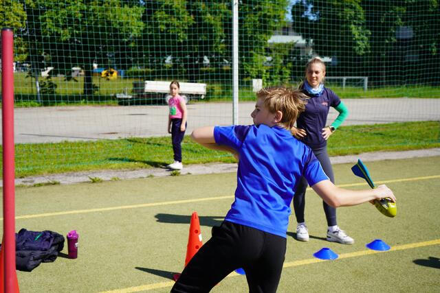 Die Volksschulkinder messen sich in drei Disziplinen: 40-Meter-Sprint, Weitsprung und Weitwurf. 