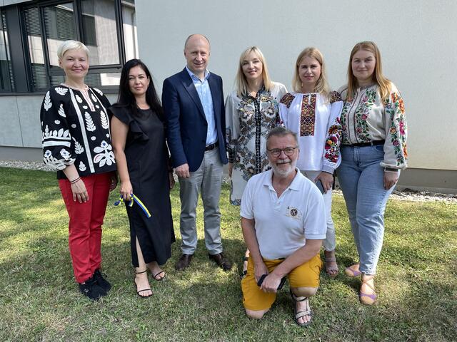 Botschafter Vasyl Khymynets (3.v.l.) mit Kinderdorfmüttern, Dolmetscherin und dem Projektkoordinator von Kiwanis, Erich Hofmarcher. | Foto: MeinBezirk