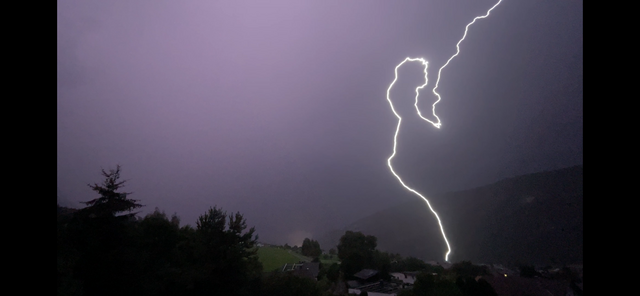 Dieser Blitz führte zum Stromausfall in Rietz, betroffen waren ca. 860 Netzbenutzer.
Neben dem Video/Fotos registrierte auch die ALDIS Blitzortung um 21:53:15,831 im Bereich Mast 4 (Unterdorf 1) der 10kV Leitung den Blitz mit 9kA.