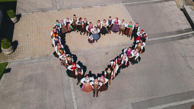 Der Verein der Zechburschen Arnoldstein in Tracht formiert als Herz am Arnoldsteiner Kirchtag. | Foto: Verein der Zechburschen Arnoldstein