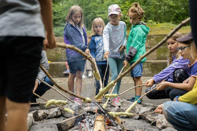 Überm Lagerfeuer wird Stockbrot zubereitet. | Foto: 2024psb/c.kollerics