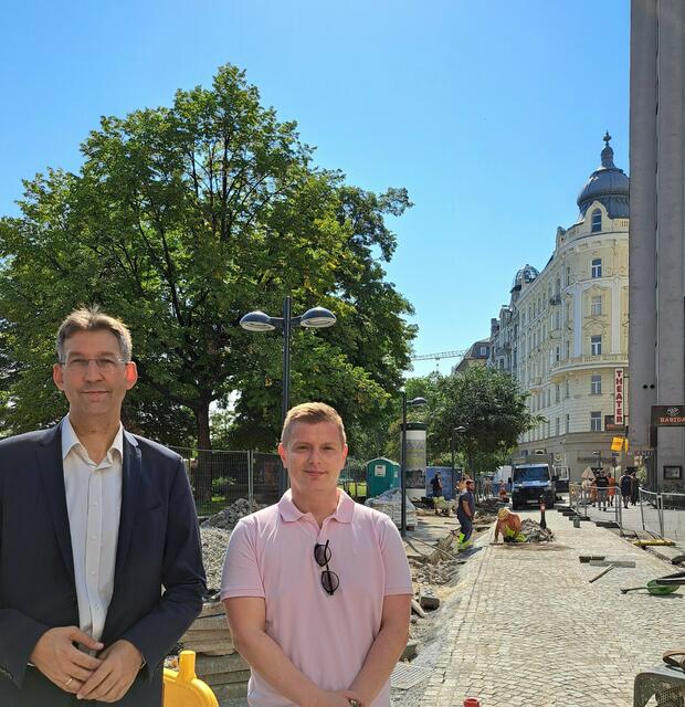 Bezirksvorsteher Markus Figl (ÖVP, l.) und Bezirksrat Denis Sakic (SPÖ, r.) wollen mit kleineren Änderungen einen schöneren Schwedenplatz herstellen. | Foto: BV 1