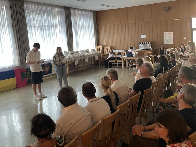 Die Jugendlichen äußerten ihre Gedanken zur Situation und ihren Dank und baten auch zu einer Gedenkminute für die Opfer des Krieges. | Foto: MeinBezirk